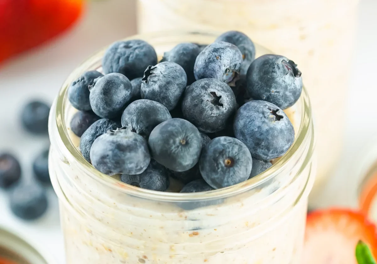 image from https://www.southernkissed.com/easy-overnight-oats-with-fruit/